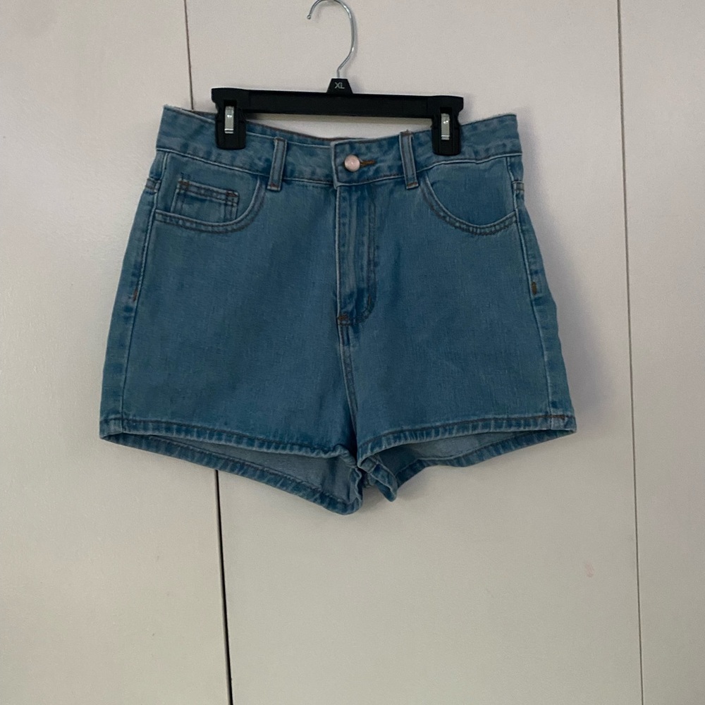Graph patch mid wash Jean shorts